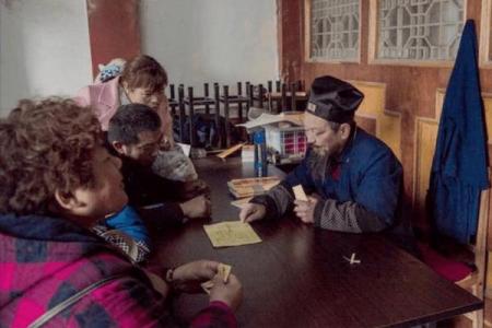为什么算命先生不认识你，却知道你家有几口人儿？方法非常简单